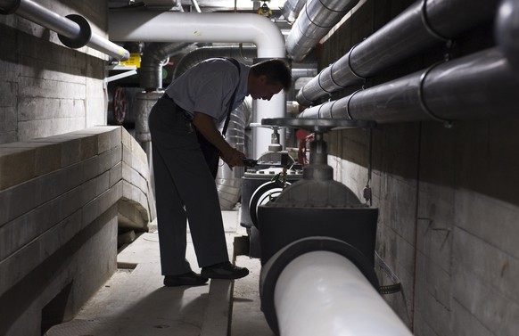 ARCHIVBILD ZUR NEUEN VERBRAUCHSABHAENGIGEN WASSER- UND ENERGIEABRECHNUG DES BFE, AM DIENSTAG, 27. JUNI 2017 - Aussendienst Mitarbeiter Kurt Daengeli von Energie Wasser Bern EWB liest in einem Keller e ...