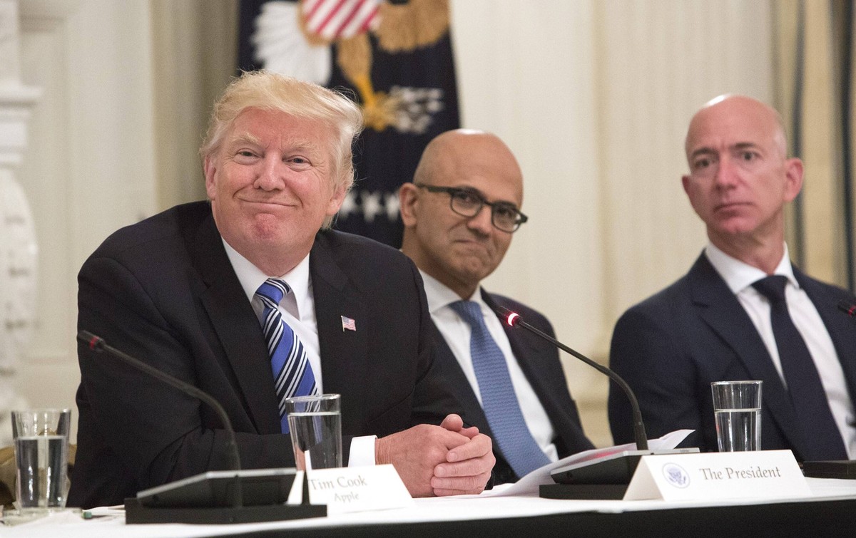 Bilder des Tages June 19, 2017 - Washington, District of Columbia, United States of America - United States President Donald J. Trump (left) participates in an American Technology Council roundtable w ...
