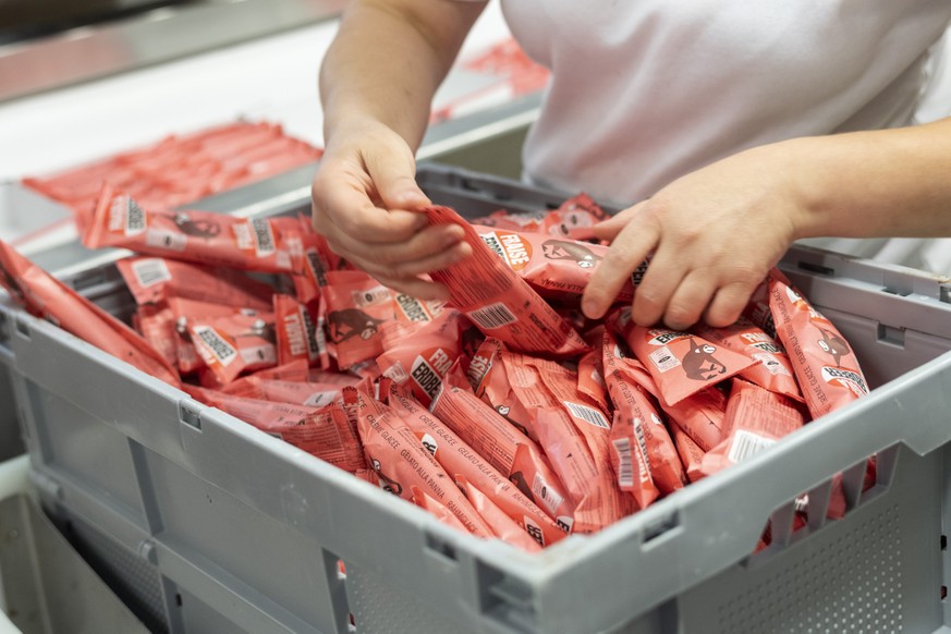 Employees work in the ice cream production of the food manufacturer Midor AG of the Migros Group, pictured on Tuesday, 16 July 2019 in Meilen, Switzerland. (KEYSTONE/Ennio Leanza)

Mitarbeiter sortier ...