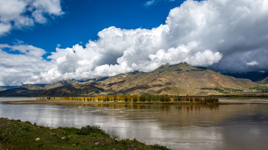 Der Brahmaputra in Tibet. Auf tibetischem Gebiet wird er auch&nbsp;Yarlung Tsangpo genannt.