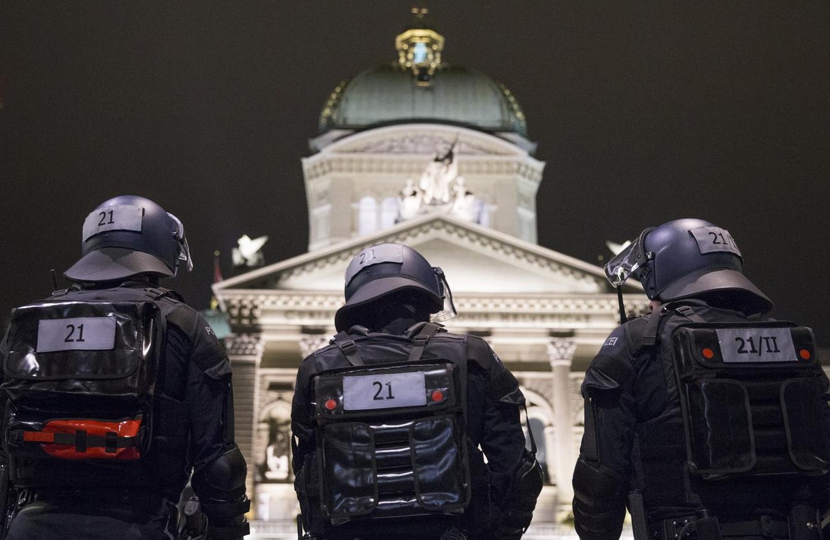 Polizisten beobachten das Bundeshaus und den Bundesplatz, am Samstag, 10. Oktober 2015 in Bern. Die Polizei hat am Samstagabend in Bern mit einem massiven Aufgebot einen unbewilligten "Antifaschi ...