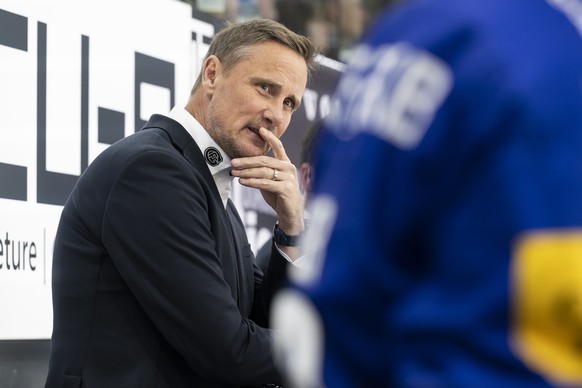 Head Coach Roger Roennberg (HCFG) reagiert im funften Playoff-Viertelfinalspiel der National League zwischen dem HC Fribourg Gotteron und SC Rapperswil-Jona Lakers, am Samstag, 28. Maerz 2026 in der B ...