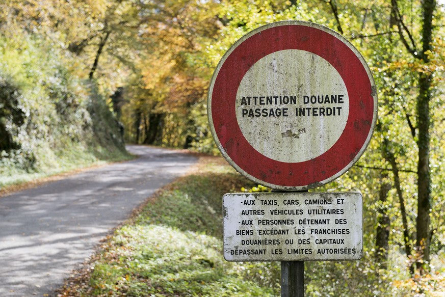 Schild an der Grenze zu Frankreich im Kanton Jura.&nbsp;