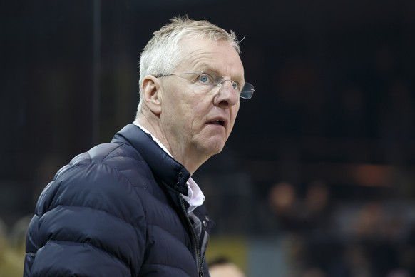 Bern&#039;s Head coach Kari Jalonen looks his players, during a National League regular season game of the Swiss Championship between Geneve-Servette HC and SC Bern, at the ice stadium Les Vernets, in ...