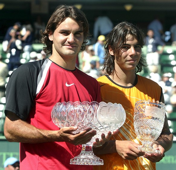 ZUM MAENNER-FINAL AN DEN AUSTRALIAN OPEN 2017 ZWISCHEN ROGER FEDERER UND RAFAEL NADALSTELLEN WIR IHNEN FOLGENDES BILDMATERIAL ZUR VERFUEGUNG - Roger Federer of Switzerland (L) and Rafael Nadal of Spai ...