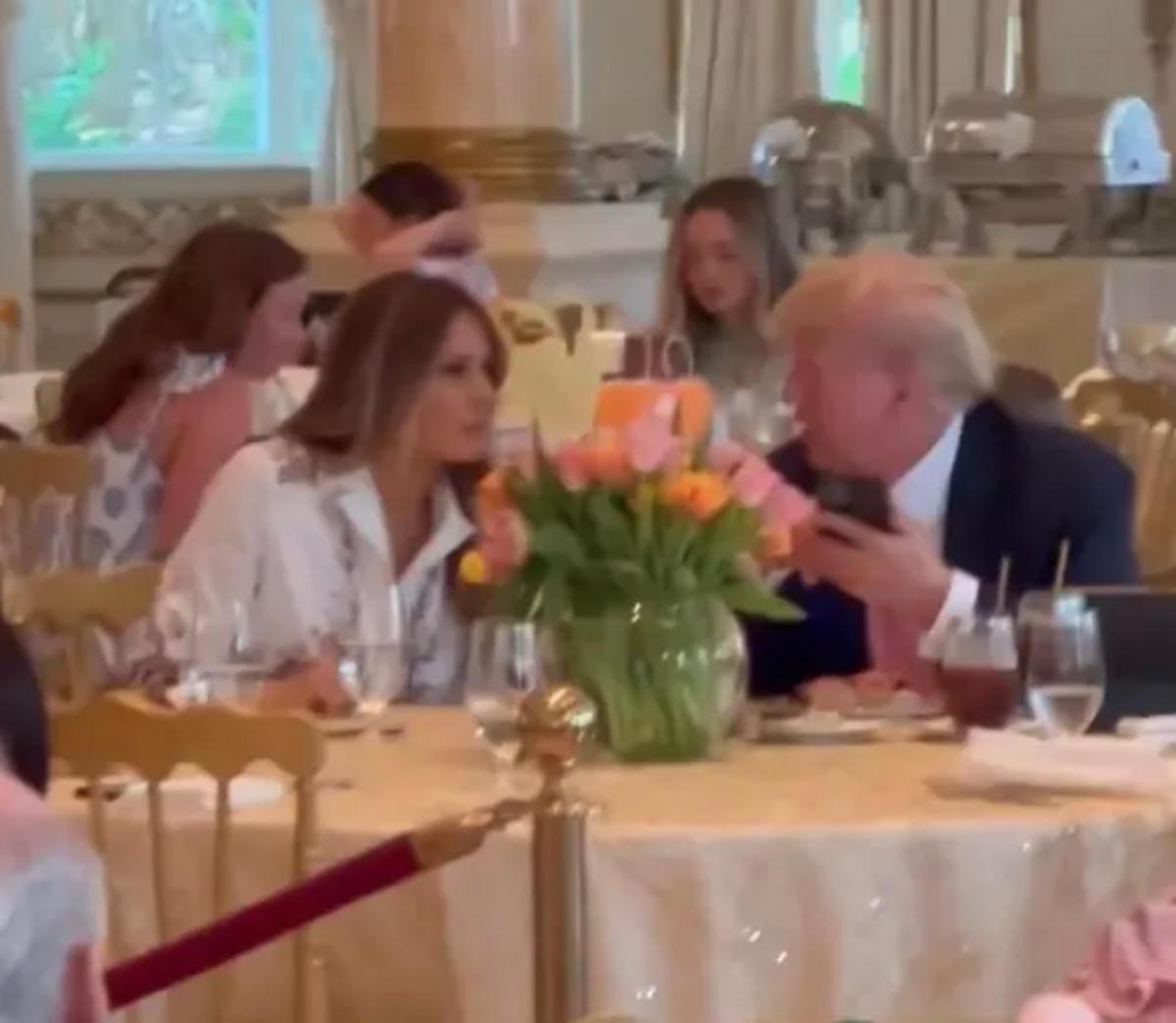 Après les applaudissements, le couple s'est attablé seul, derrière des cordons de velours, pour savourer leurs Bloody Mary et oeufs brouillés en paix.
