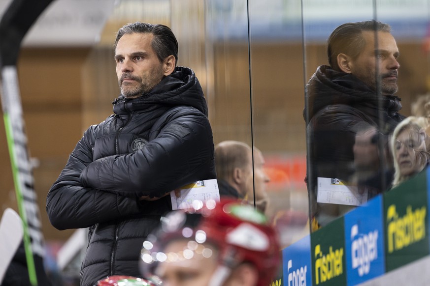 Langnaus Cheftrainer Thierry Paterlini schaut dem Geschehen zu, im Eishockey Qualifikations-Spiel der National League, zwischen den SCL Tigers und dem EHC Biel, am Freitag, 23. September 2022, im Ilfi ...