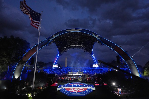 KEYPIX - Featherweight fighters Diego Lopez and Steve Garcia in the ring during the first fight at UFC Freedom 250 on the South Lawn of the White House, Sunday, June 14, 2026, in Washington. (KEYSTONE ...