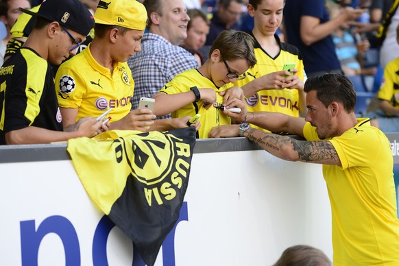 21.07.2015; Luzern; Fussball inter. Testspiel - FC Luzern - Borussia Dortmund; Torhueter Roman Buerki (Dortmund) gibt Autogramme (Melanie Graf/freshfocus)