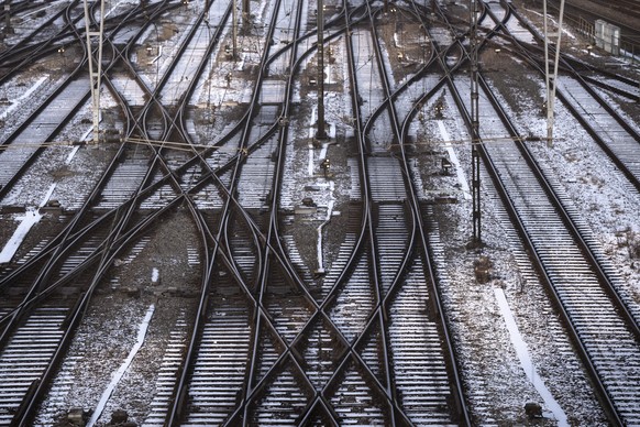 Schienen und Weichen der Schweizerischen Bundesbahnen (SBB) im Schnee auf dem Gleisfeld vor dem Zuercher Hauptbahnhof am Mittwoch, 4. Januar 2026 in Zuerich. (KEYSTONE/Claudio Thoma)