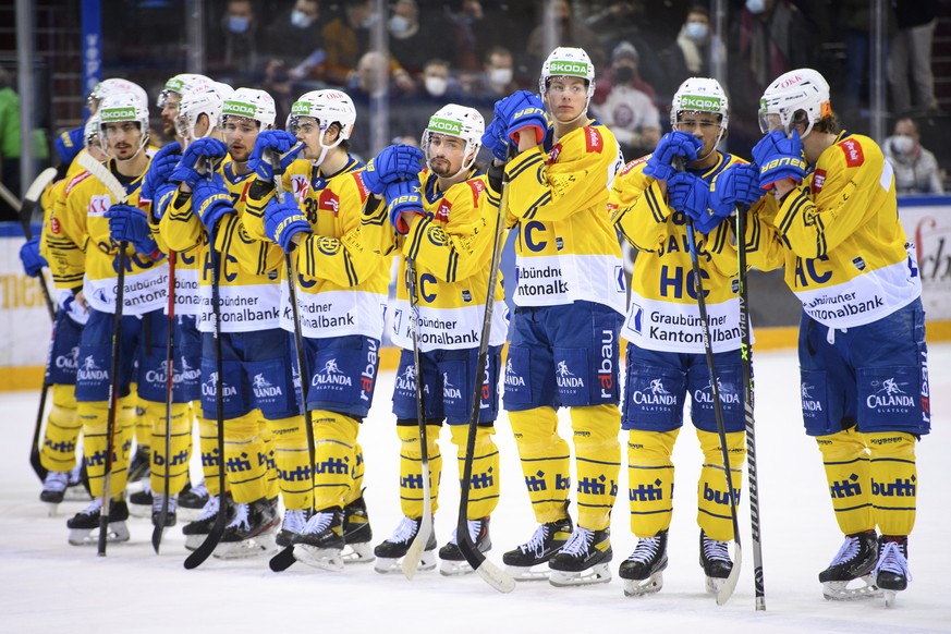 Les joueurs davosiens montrent leur deception apres leur defaite lors de la rencontre du championnat suisse de hockey sur glace de National League LNA, entre Geneve Servette HC, GSHC, et HC Davos, HCD ...