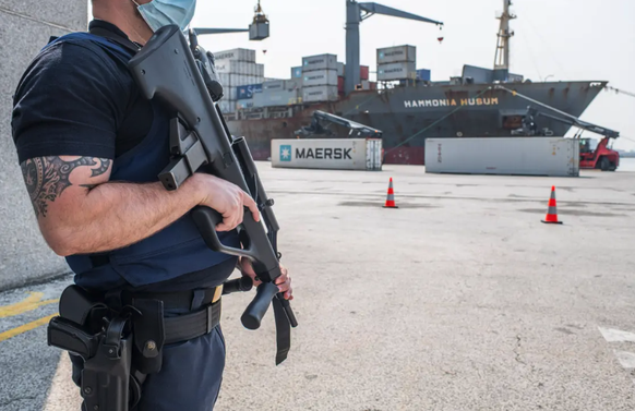 Hier kommt das Kokain für den europäischen Markt an: Ein Zollbeamter im Hafen von Antwerpen.