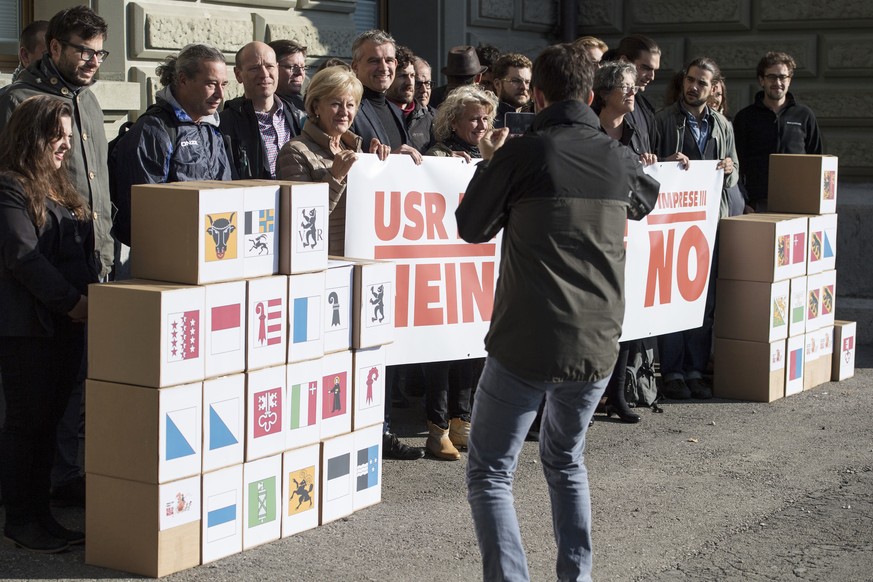 Personen vom Referendumskomitee &quot;Nein zur USR III&quot; reichen das Referendum gegen die Unternehmenssteuerreform III ein, am Donnerstag, 6. Oktober 2016, in Bern. (KEYSTONE/Peter Schneider)