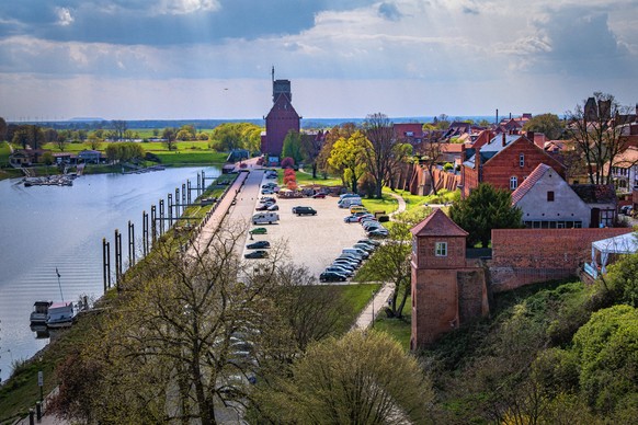 Sachsen-Anhalt, Bundesland in der Bundesrepublik Deutschland Stadt Tangerm�nde, historische Stadt an Zusammenfluss von Elbe und Tanger. Altstadt - 17.04.2024 Sachsen-Anhalt *** Saxony-Anhalt, federal  ...