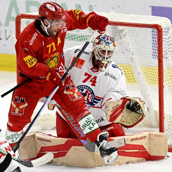 Tigers Julian Schmutz, im Kampf um den Puck gegen Rapperswils Goalie Ivars Punnenovs, rechts, beim Eishockey-Qualifikationsspiel der National League, zwischen den SCL Tigers und den SC Rapperswil - Jo ...