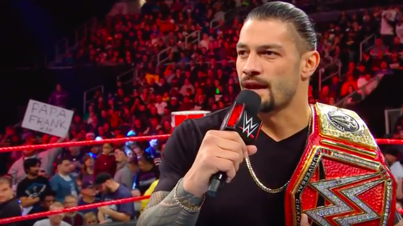 Roman Reigns kündigt an, dass er eine längere Auszeit nehmen muss.