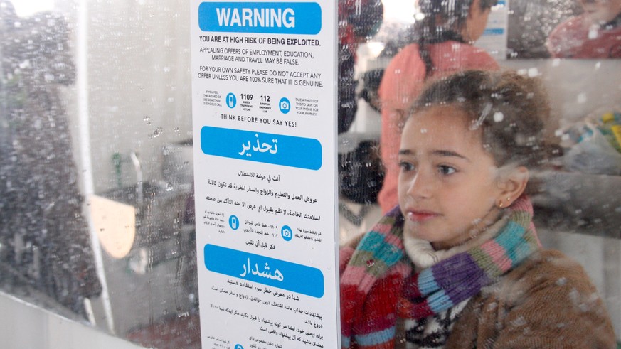 «Warning»: Ein Aufkleber an einer Waschstation warnt vor Menschenhändlern.