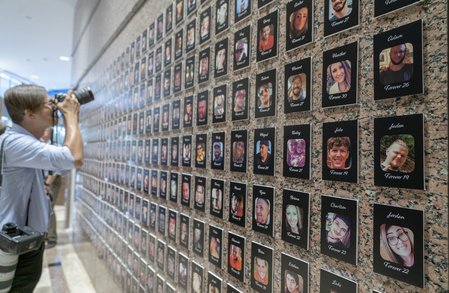 Die Gesichter von Fentanyl: Im Hauptquartier der Drug Enforcement Administration (DEA) im Bundesstaat Virginia hängen Bilder der Todesopfer einer Fentanyl-Überdosis.