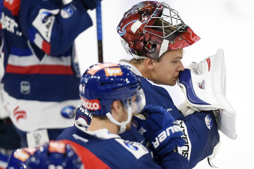 Frust beim Zuercher Torhueter Lukas Flueler nach der Niederlage beim Eishockeyspiel der National League ZSC Lions gegen den EHC Biel im Hallenstadion in Zuerich am Freitag, 22. September 2017. (KEYSTO ...