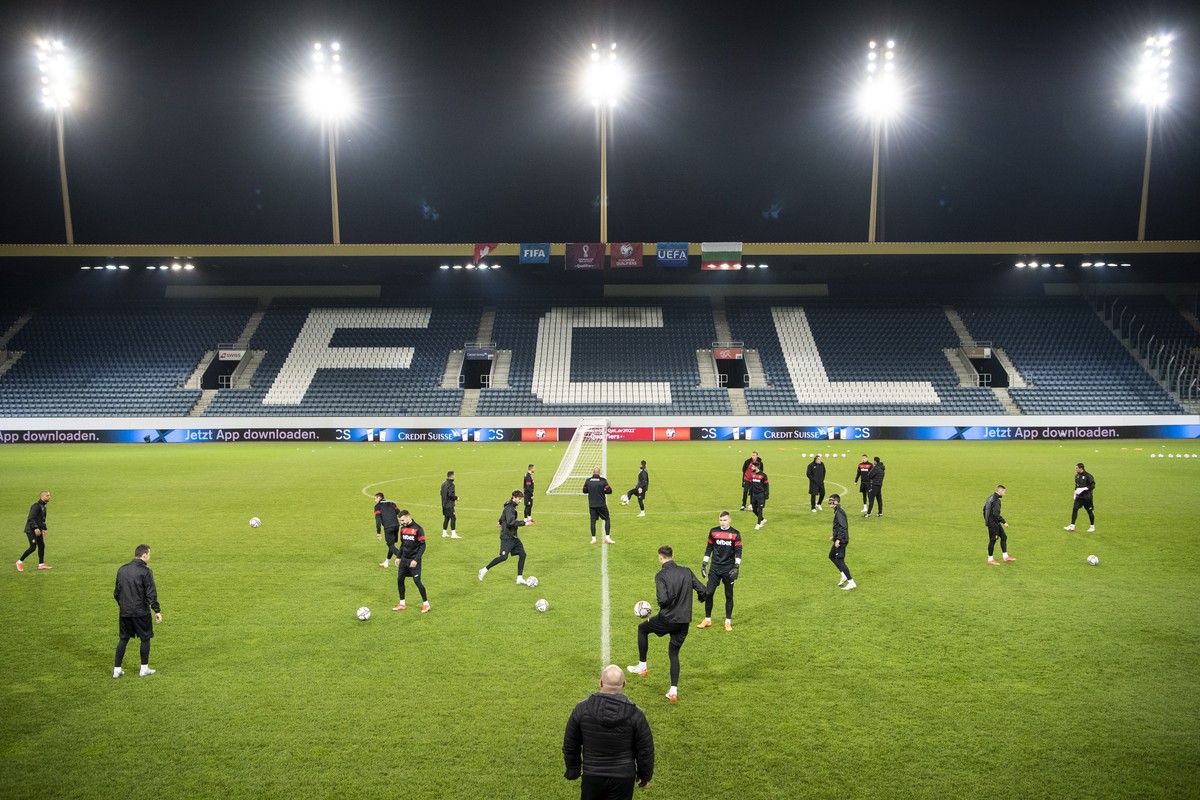 epa09582325 Players of Bulgaria attend their team's training session at swissporarena in Luzern, Switzerland, 14 November 2021. Bulgaria will face Switzerland in their FIFA World Cup 2022 qualify ...