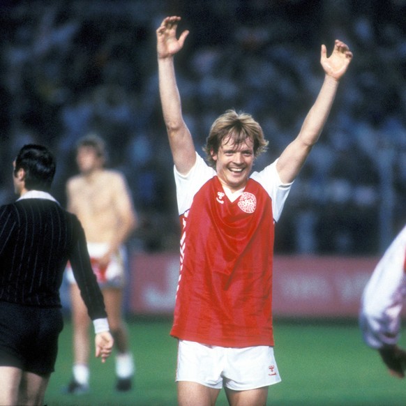 Lerby bejubelt den 3:2-Sieg gegen Belgien, der Dänemark in den Halbfinal der EM 1984 bringt.