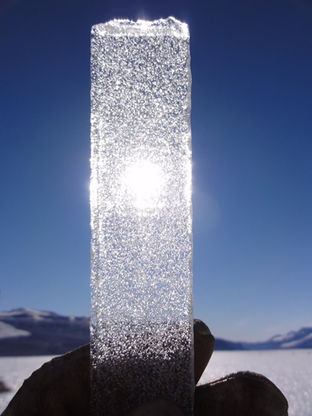 In diesem Eis, das über 24'000 Jahre alt ist, liefern kleine Luftbläschen Auskunft über die Temperaturveränderung der Weltmeere.&nbsp;