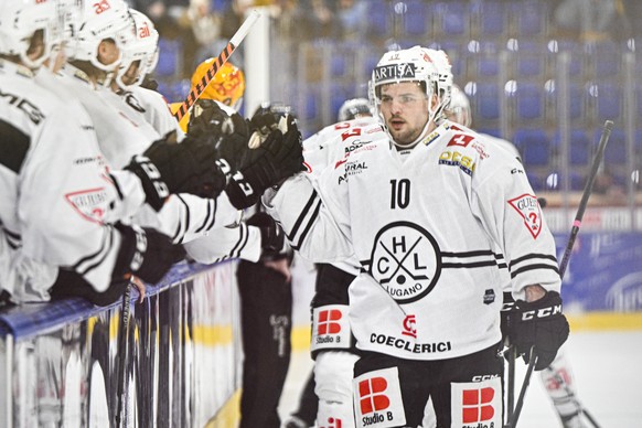 Luganos Marco Mueller bejubelt sein 0-1 beim Eishockey Spiel der National League zwischen dem HC Davos und dem HC Lugano, am Dienstag, 24. Januar 2023, im Eisstadion in Davos. (KEYSTONE/Gian Ehrenzell ...