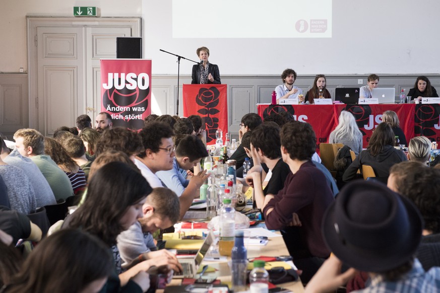 Bundesraetin Simonetta Sommaruga spricht an der Jahresversammlung der JUSO, am Samstag, 11. Maerz 2017 in Bern. (KEYSTONE/Anthony Anex)