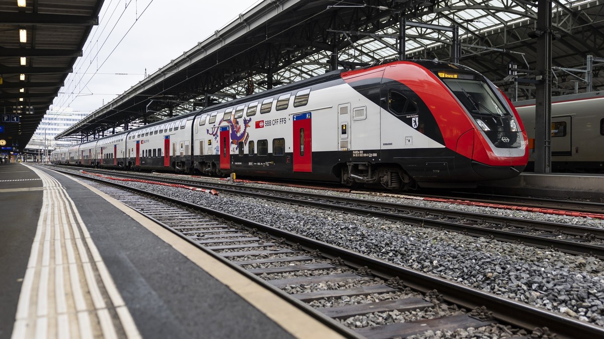 Un train CFF en direction de Renens est arrete ce lundi 16 fevrier 2026 a la gare de Lausanne. Suite a l'incendie d'une quarantaine de cables, le trafic ferroviaire est interrompu entre Laus ...