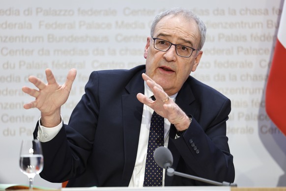 Bundesrat Guy Parmelin spricht waehrend einer Medienkonferenz des Bundesrates zum Lohnschutz, am Mittwoch, 19. Februar 2025, in Bern. (KEYSTONE/Peter Klaunzer)