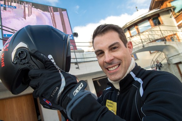 FDP-Nationralt Thierry Burkart posiert mit Bobausruestung, am Mittwoch, 21. Februar 2018, in St. Moritz. Bobpilot Pius Meyerhans (nicht im Bild) organisierte eine spezielle Bob-Taxifahrt fuer National ...