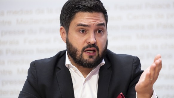 Cedric Wermuth, Co-Praesident SP, spricht waehrend einer Medienkonferenz der SP zur Kampagne fuer die eidgenoessischen Wahlen am Montag, 7. August 2023 in Bern. (KEYSTONE/Peter Klaunzer)