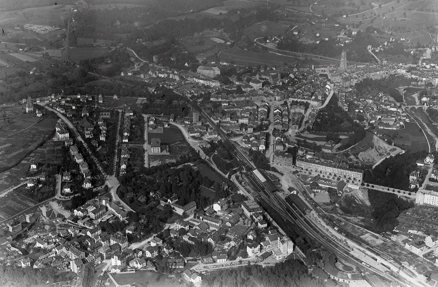 Beim Bahnhof von Freiburg, hier gut in der Mitte des Bildes zu erkennen, wurde 1878 ein grausiger Fund gemacht. Luftaufnahme der Stadt von Walter Mittelholzer, 1919.
http://doi.org/10.3932/ethz-a-0003 ...