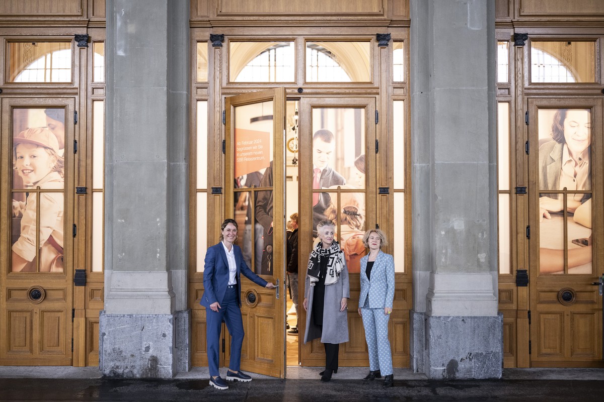 Carmen Walker Spaeh, Regierungsraetin Kanton Zuerich, Mitte, Corine Mauch, Stadtpraesidentin Stadt Zuerich, rechts, und Beatrice Bichsel, Leiterin SBB Immobilien, posieren nach der Medienkonferenz ueb ...