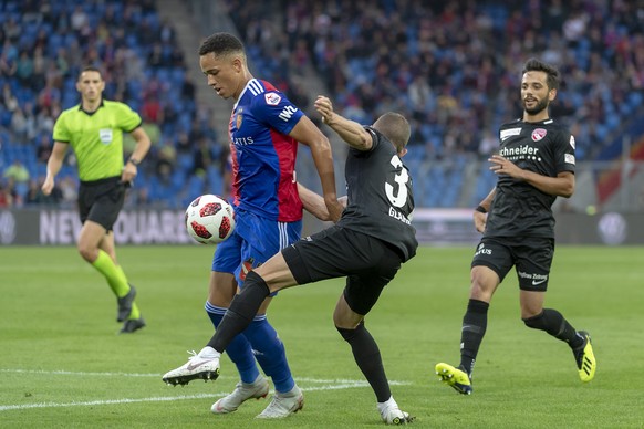 Basels Noah Okafor, links, im Kampf um den Ball gegen Thuns Stefan Glarner, rechts, im Fussball Meisterschaftsspiel der Super League zwischen dem FC Basel 1893 und dem FC Thun 1879 im Stadion St. Jako ...