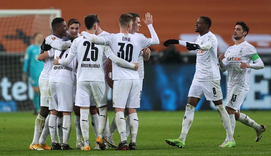 epa08927118 Jonas Hofmann of Borussia Monchengladbach celebrates with teammates after scoring the equalizer during the German Bundesliga soccer match between Borussia Moenchengladbach and FC Bayern Mu ...