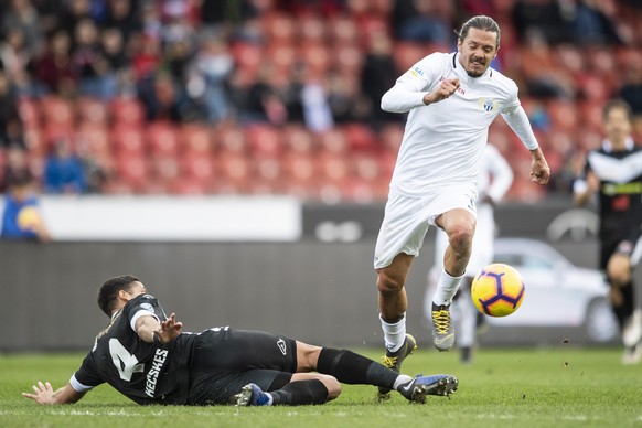 Luganos Akos Kecskes, links, spielt um den Ball gegen Zuerichs Adrian Winter, rechts, im Fussball Meisterschaftsspiel der Super League zwischen dem FC Zuerich und dem FC Lugano im Letzigrund, am Sonnt ...