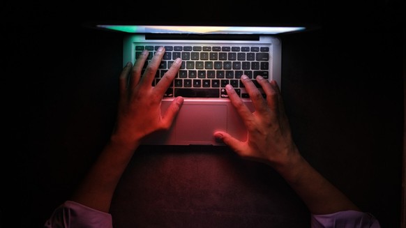 Spion Spionage Laptop Shutterstock Symbolbild