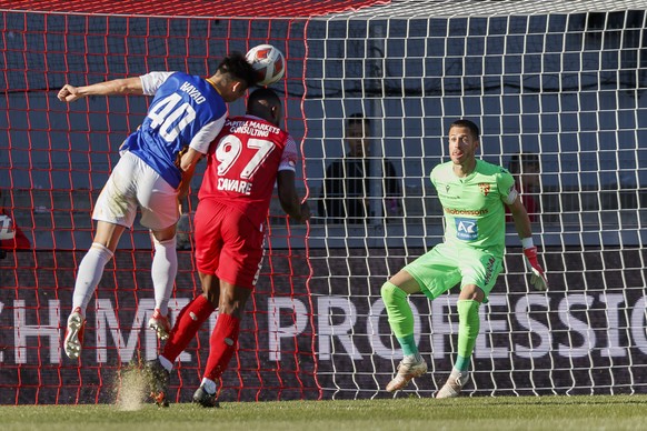 Le joueur zuerichois Hoyao Kawabe, gauche, marque un but face au defenseur valaisan Dimitri Cavare, centre et au le gardien valaisan Kevin Fickentscher, droite, lors de la rencontre du championnat de  ...