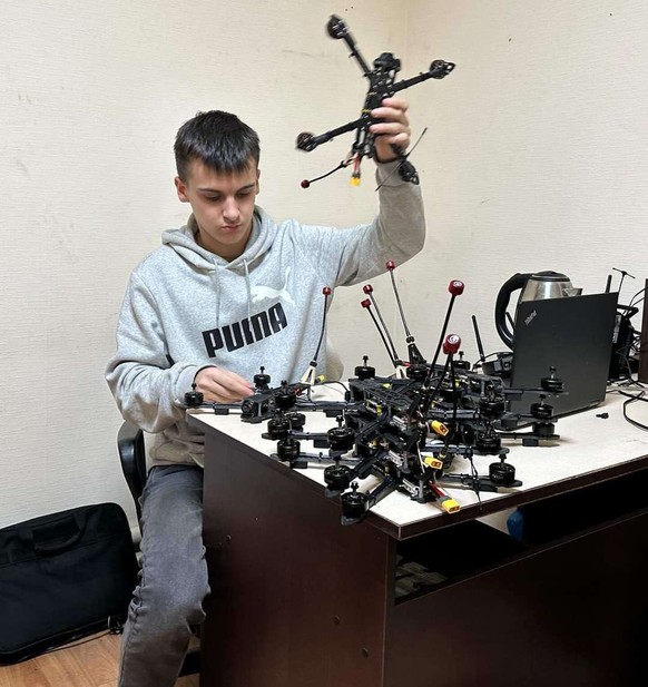 Der junge ukrainische Drohnenbauer Radomyr.