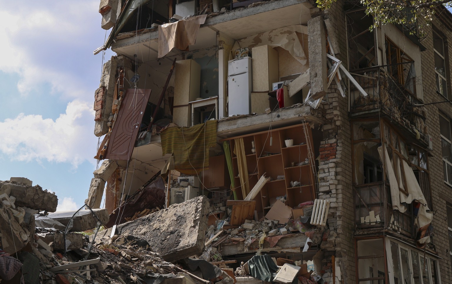 epa10825900 A damaged residential building stands on a shelled street in Avdiivka settlement near a frontline in Donetsk region, Ukraine, 28 August 2023, amid Russia&#039;s ongoing invasion. About 1,6 ...