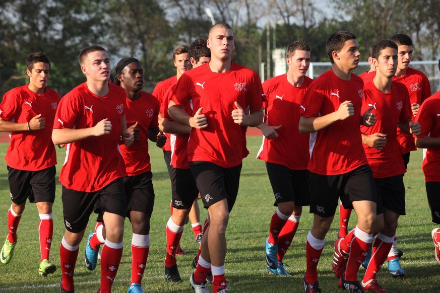 Switzerland&#039;s Under 17 World Cup players warm up during a training session at the National stadium in Abuja, Nigeria Saturday, Nov. 14, 2009. (KEYSTONE/AP Photo/Sunday Alamba)