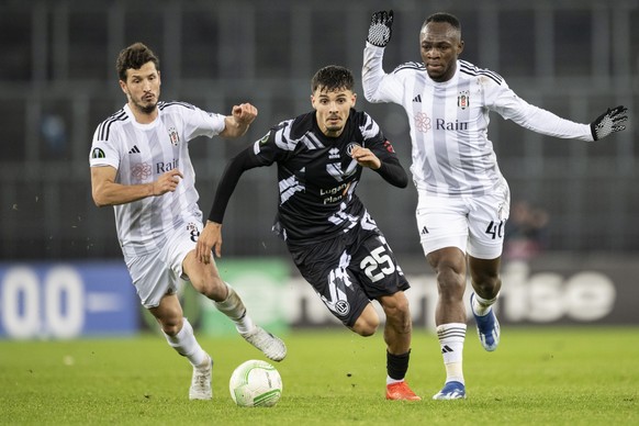 epa11029930 Lugano&#039;s Uran Bislimi (C) in action against Besiktas&#039; Salih Ucan (L) and&#039; Jackson Muleka during the UEFA Conference League group D soccer match between Switzerland&#039;s FC ...