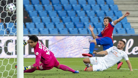 epa08546267 Basel&#039;s Valentin Stocker (C) scores against Zuerich&#039;s Lavdim Zumberi (R) and goalkeeper Novem Baumann (L) during the Super League match between FC Basel 1893 and FC Zuerich at th ...