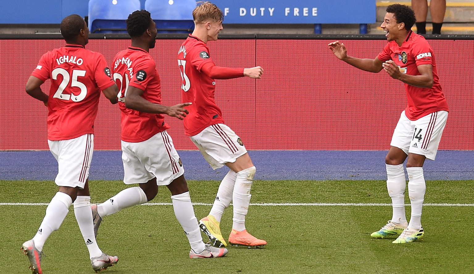 epa08567650 Manchester United&#039;s English midfielder Jesse Lingard (R) celebrates scoring their second goal during the English Premier League football match between Leicester City and Manchester Un ...