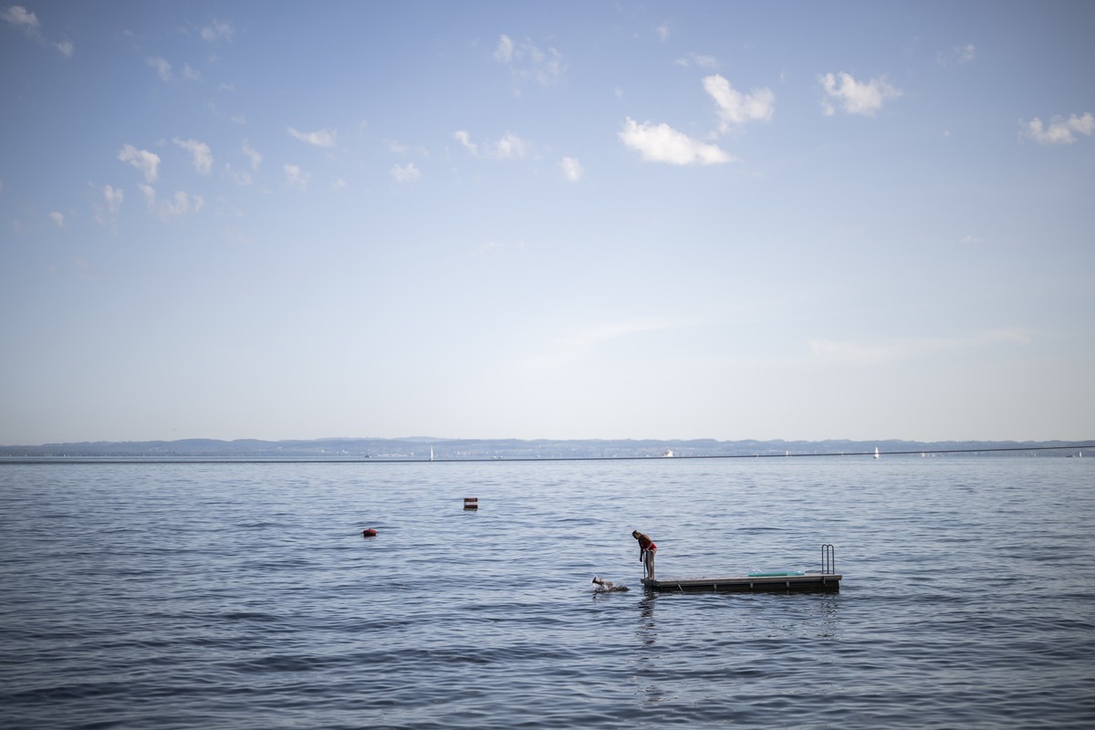 Badegaeste im Strandbad, am Freitag, 18. August 2023, am Bodensee in Rorschach. Die kommenden Tage sollen grossen Teile der Schweiz eine Hitzewelle bringen. (KEYSTONE/Gian Ehrenzeller)