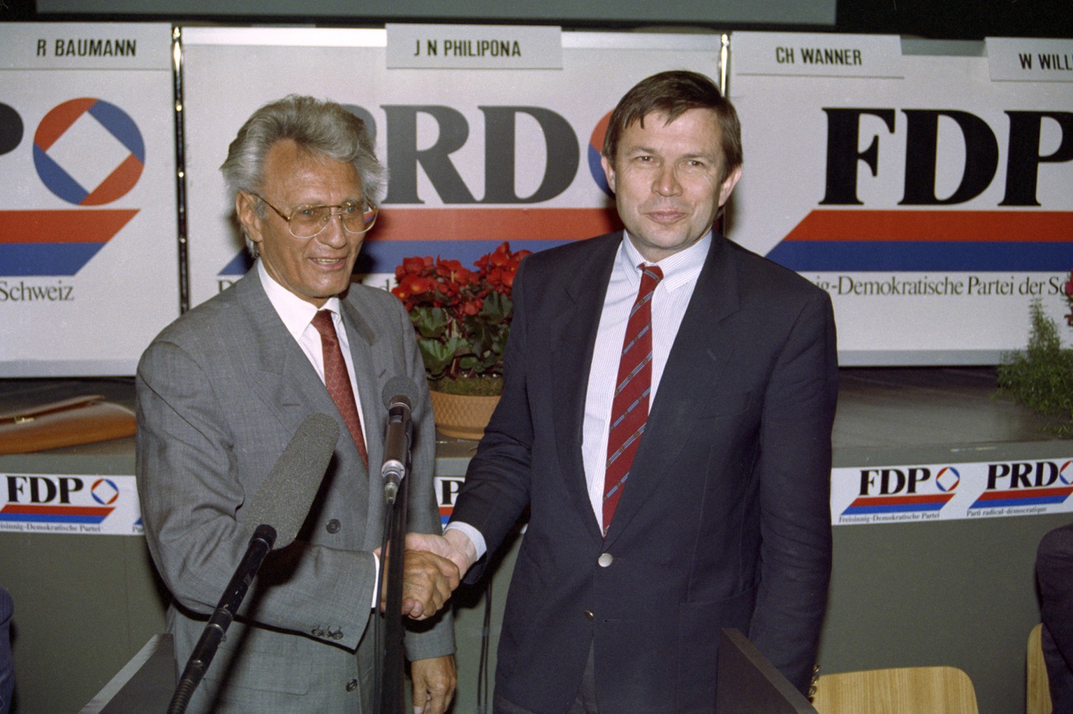 1989 übernahm Franz Steinegger das FDP-Präsidium vom Aargauer Bruno Hunziker (links).