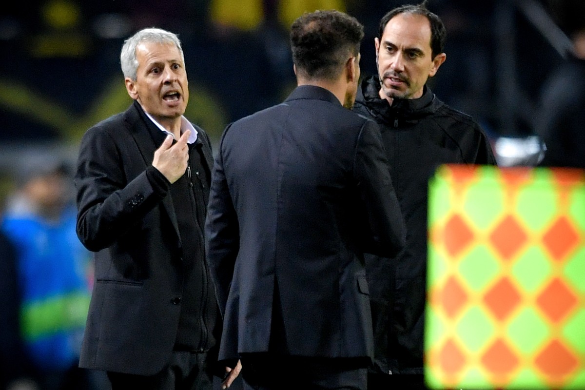 epa07117686 Dortmund's head coach Lucien Favre (L) argues with Atletico's head coach Diego Simeone (C) during the UEFA Champions League Group A soccer match between Borussia Dortmund and Atl ...