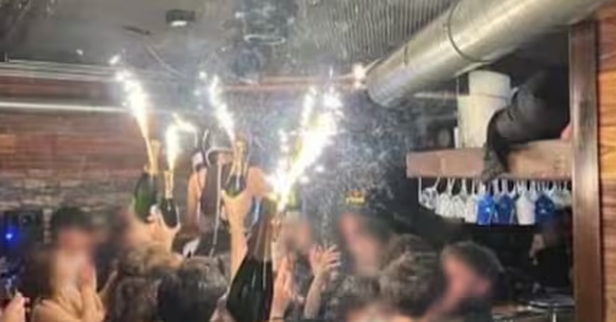 fotos-aus-bar-kellnerin-mit-flaschen-und-spr-hkerzen-starb-ebenfalls-beim-brand