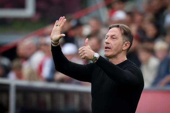 Trainer Paolo Tramezzani (YS) gibt Anweisungen waehrend dem Meisterschaftsspiel der Super League zwischen dem FC Winterthur und dem Yverdon Sport FC am Samstag, 17. Mai 2025, auf der Schuetzenwiese in ...